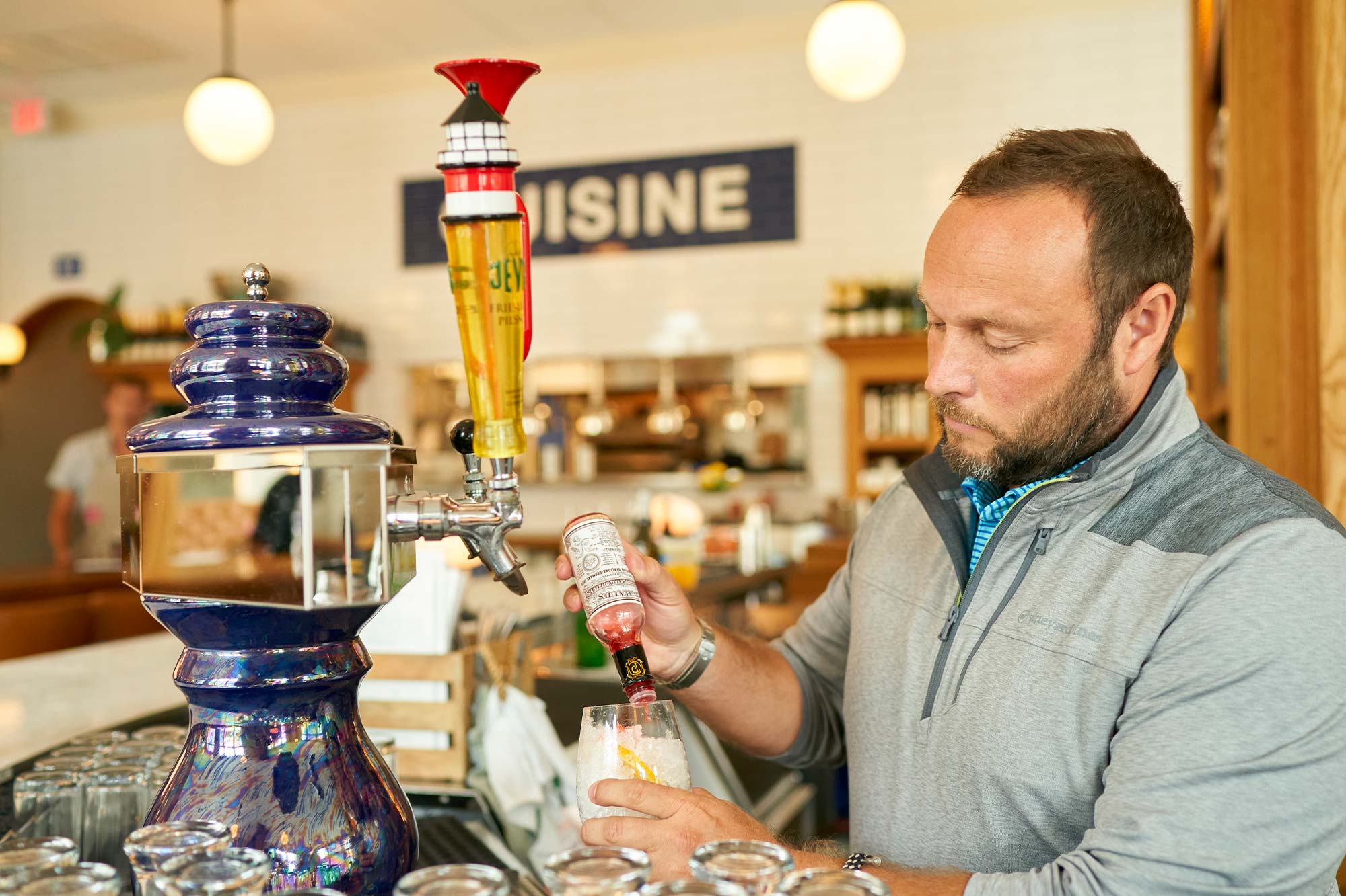 Félix Landrum making a cocktail